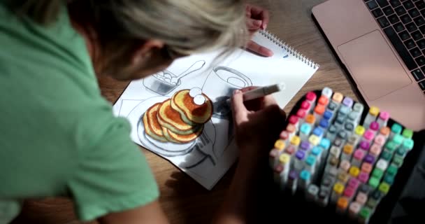 女性はパンケーキとカップのプレートを描く 白いシートの上に 食と家庭の趣味を描く — ストック動画