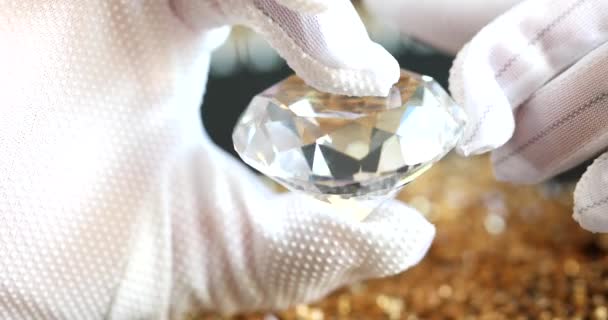 Close Mãos Joalheiro Luvas Proteção Segurando Diamante Bela Qualidade Conceito — Vídeo de Stock
