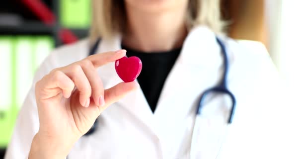 Medico Cardiologo Con Stetoscopio Cuore Rosso Mano Clinica Servizi Cardiaci — Video Stock