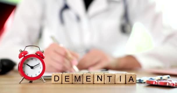 Orvos Feliratos Demenciával Diagnosztizálja Ébresztőórát Szöveget Demencia Tüneteket Diagnózist Kezelést — Stock videók