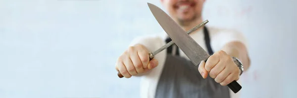 Close Homem Segurando Mão Utensílios Cozinha Afiados Para Cozinhar Processo — Fotografia de Stock