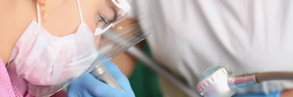 Retrato Mujer Dentista Cura Los Dientes Los Pacientes Cita Procedimiento — Foto de Stock