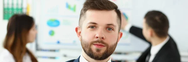 Retrato Homem Negócios Escritório Terno Apresentável Colegas Fundo Perto Conselho — Fotografia de Stock