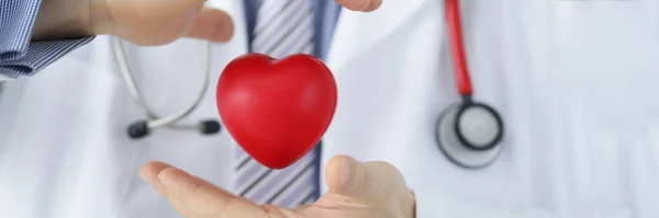 Close Trabalhador Médico Proteger Coração Vermelho Plástico Médico Cobrir Modelo — Fotografia de Stock