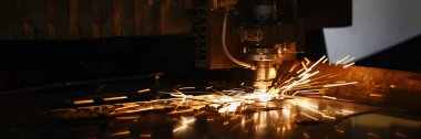 Makinenin başına yakın çekim ve metal işleme lazer metali, içinden neon kıvılcımlar çıkıyor. Kesme makinesi ve metal plaka. Üretim, üretim kavramı