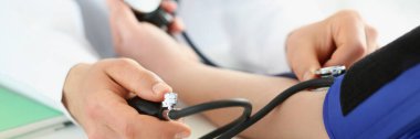 Doktora yakın çekim klinikteki hastanın kan basıncını kontrol et, hipertansiyon riski, hastalıkları önle. Steteskopla çalış. Tıp, sağlık konsepti