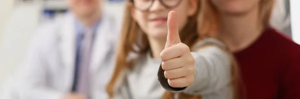 Retrato Madre Hija Cita Centro Médico Médico Sonriendo Fondo Muestra — Foto de Stock