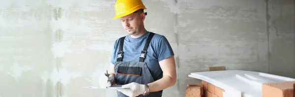 Retrato Trabalhador Masculino Concentrado Mantenha Área Transferência Anote Material Trabalho — Fotografia de Stock