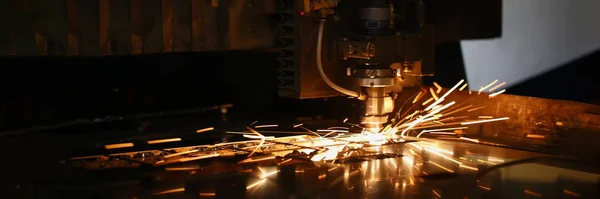 Makinenin Başına Yakın Çekim Metal Işleme Lazer Metali Içinden Neon — Stok fotoğraf