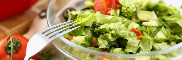 Großaufnahme Von Köstlichem Griechischem Salat Mit Frischen Salatblättern Tomaten Gurken — Stockfoto