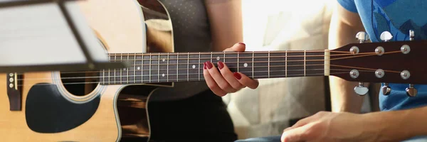 Close Female Teacher Explain Notes Client Guitar Instrument Music Class — Stock Photo, Image