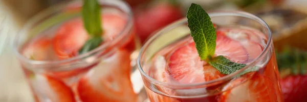 여름더운 날씨에 집에서 음료수인 딸기를 클로즈업한 것이다 알코올 음료에 담뱃잎을 — 스톡 사진