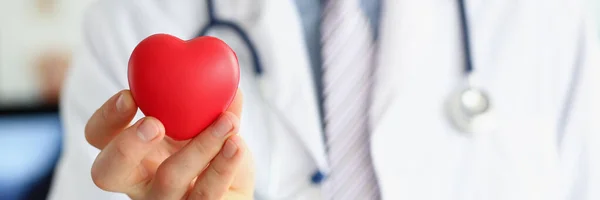 Erkek Doktorun Yakın Çekimi Kırmızı Plastik Kalp Steteskopla Poz Vermek — Stok fotoğraf