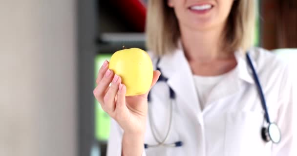 Voedingsdeskundige Met Groene Appel Zijn Handen Close Film Slow Motion — Stockvideo