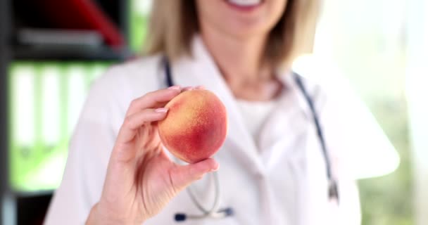 Médico Nutricionista Segurando Frutas Pêssego Suas Mãos Closeup Filme Câmera — Vídeo de Stock