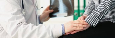 Nitelikli erkek doktorların yakın çekimleri hastaların akciğerlerinin röntgenini çekin ve müşteriyle konuşun. Sağlık çalışanı kadın için tam bir teşhis yazsın. Hastalık konsepti