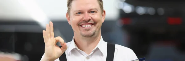 Trabalhador Serviço Garagem Retrato Mostrar Sinal Com Mão Felizmente Sorrindo — Fotografia de Stock