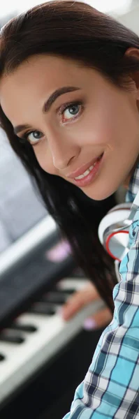 Retrato Una Mujer Tocando Teclados Blancos Negros Piano Hermosa Músico — Foto de Stock