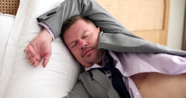 Homem Bêbado Fato Dormir Cama Com Copo Uísque Mão Filme — Vídeo de Stock