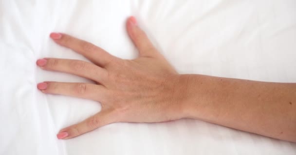 Mão Feminina Espremendo Folha Branca Durante Orgasmo Closeup Filme Câmera — Vídeo de Stock