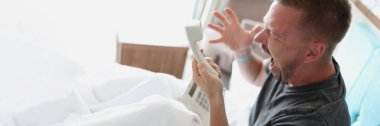 Orta yaşlı bir adamın portresi telefonda birine bağırıyor. Otel servisinden memnun olmayan bir adam. Kızgın ziyaretçiler nöbet tutarken kavga ederler. Duygu, öfkeli konsept