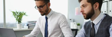 İşadamlarının portresi finansal evraklarla çalışır, ofiste sorunları çözer ve tartışır. Erkek takım meşgul, yaratıcı proje üzerinde çalışıyorlar. Kaos, iş kavramı
