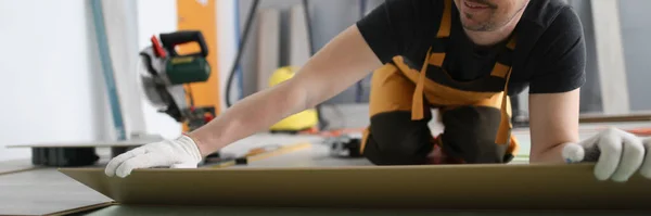 Bajo Ángulo Handyman Conjunto Panel Madera Piso Laminado Instalación Piso — Foto de Stock