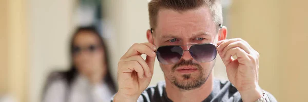 Retrato Hombre Elegante Mediana Edad Con Gafas Sol Persona Guapo —  Fotos de Stock