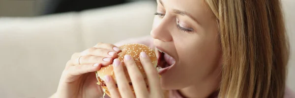 Retrato Jovem Loira Fêmea Comer Hambúrguer Suculento Comida Lixo Mordida — Fotografia de Stock