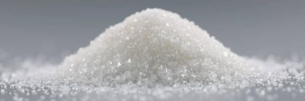 灰色の背景に砂糖結晶杭のクローズアップ 甘い粉末のヒープに焦点を当て 料理や飲み物に追加 砂糖代用品の概念 — ストック写真