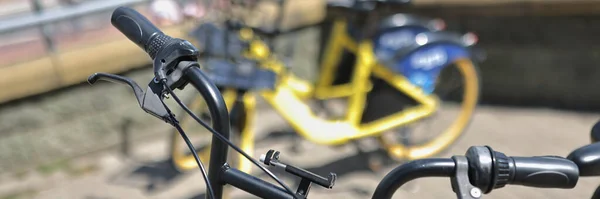 Primer Plano Alquiler Bicicletas Con Código Estación Ciudad Con Vehículo — Foto de Stock