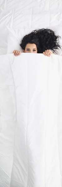 Vista Dall Alto Della Donna Sdraiata Lenzuola Bianche Coperte Sveglia — Foto Stock