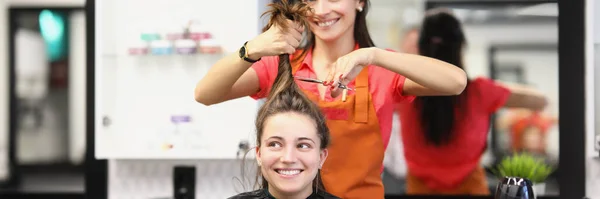 专业理发师手持发锁 准备用剪子剪发的肖像 女性客户准备好改变形象 美容院概念 — 图库照片