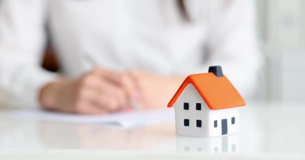 Klient Podpisuje Umowę Kredytu Hipotecznego Inwestycje Nieruchomości Własność Nieruchomości Podpisy — Wideo stockowe