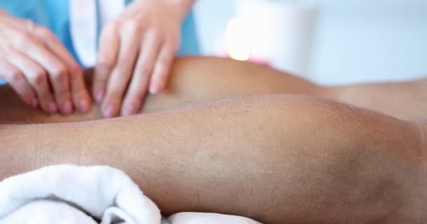 Mãos Terapeuta Osteopata Trabalhando Massagem Esportiva Com Perna Masculina Massagem — Vídeo de Stock