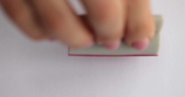 Beyaz arka planda Omicron damgası. Coronavirüs enfeksiyonu Omicron semptomları ve hastalık belirtileri