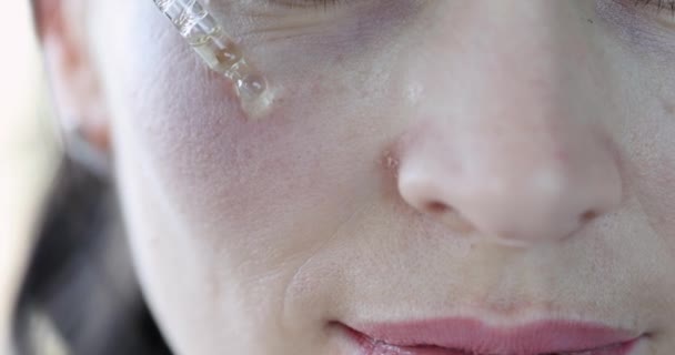 女人用血清或精油恢复皮肤 美容和温泉 皮肤清洁和恢复及维生素概念 — 图库视频影像