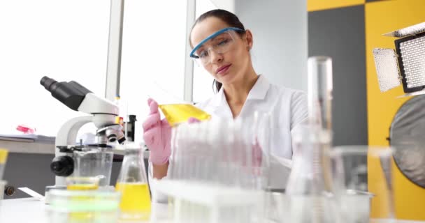 Cientista Segurando Frasco Com Líquido Amarelo Laboratório Estudo Conceito Óleo — Vídeo de Stock