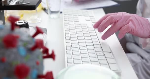 Wissenschaftler Untersucht Virus Und Typen Auf Tastatur Statistik Der Coronavirus — Stockvideo