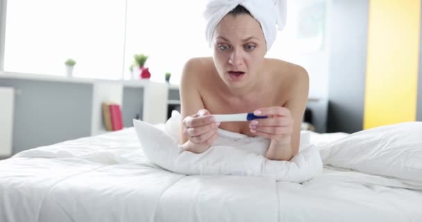 Radosna Kobieta Patrzy Test Ciążowy Leżąc Łóżku — Wideo stockowe