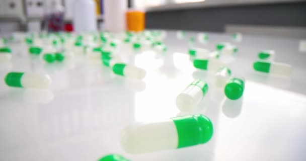 テーブルの上に薬の緑の白い薬がたくさん 薬の概念の制御されていない摂取 — ストック動画