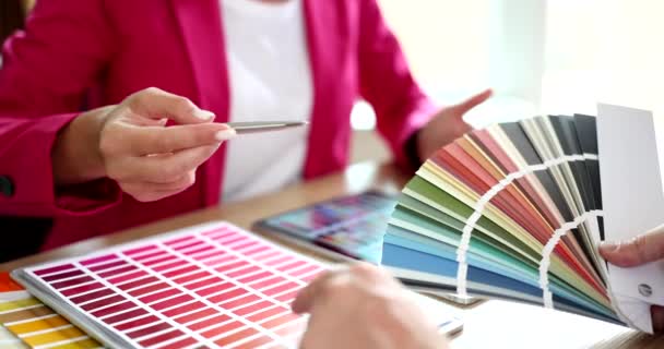 Diseñador Ayudando Cliente Elegir Color Utilizando Catálogo Primer Plano Película — Vídeos de Stock