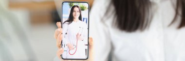 Eski doktor resimli kadın akıllı telefonunun yakın plan çekimi, nitelik değişikliği. Ofis memuruyum, yeni bir mesleğim var. Geri çekilme, işgal değişikliği kavramı