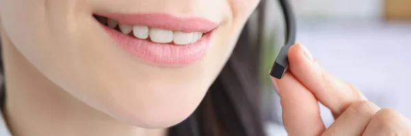 Primer Plano Sonrisa Boca Mujer Trabajador Servicios Apoyo Micrófono Pequeño — Foto de Stock