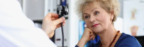 任命時のシニア女性の肖像画 医師は 機器と血圧を測定します 老婦人は治療を受けるために来る Unwell 健康の概念 — ストック写真