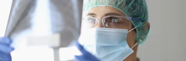 Portrait Smart Doctor Examine Ray Patient Lungs Diagnostic Clinic Medical — Stock Photo, Image