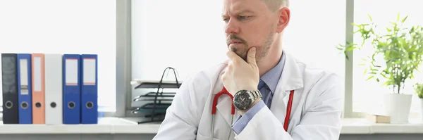 Retrato Trabalhador Médico Meia Idade Uniforme Branco Olhar Confuso Tela — Fotografia de Stock