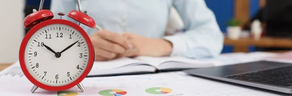 Nahaufnahme Einer Frau Bei Der Arbeit Uhr Auf Zehn Uhr — Stockfoto