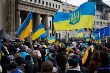 Berlin, Almanya - 19 Şubat 2022: Brandenburg Kapısı önündeki gösteri Ukrayna 'yı destekliyor ve Rus saldırısına karşı. Rusya 'nın Donbas, Ukrayna' daki savaşına karşı protestocular.