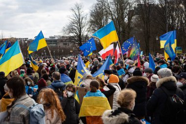 Berlin, Almanya - 19 Şubat 2022: Brandenburg Kapısı önündeki gösteri Ukrayna 'yı destekliyor ve Rus saldırısına karşı. Rusya 'nın Donbas, Ukrayna' daki savaşına karşı protestocular.